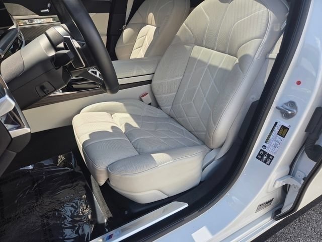 2025 BMW 7 Series 760i - Photo 6