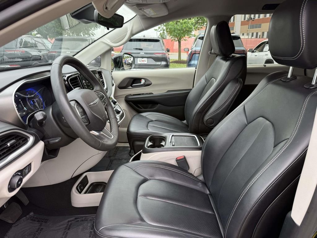 Used 2024 Black Chrysler Touring L image 13