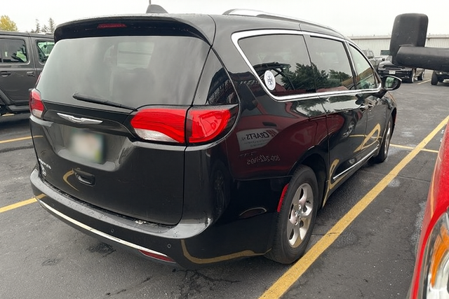 2017 Chrysler Pacifica Touring Plus photo 2