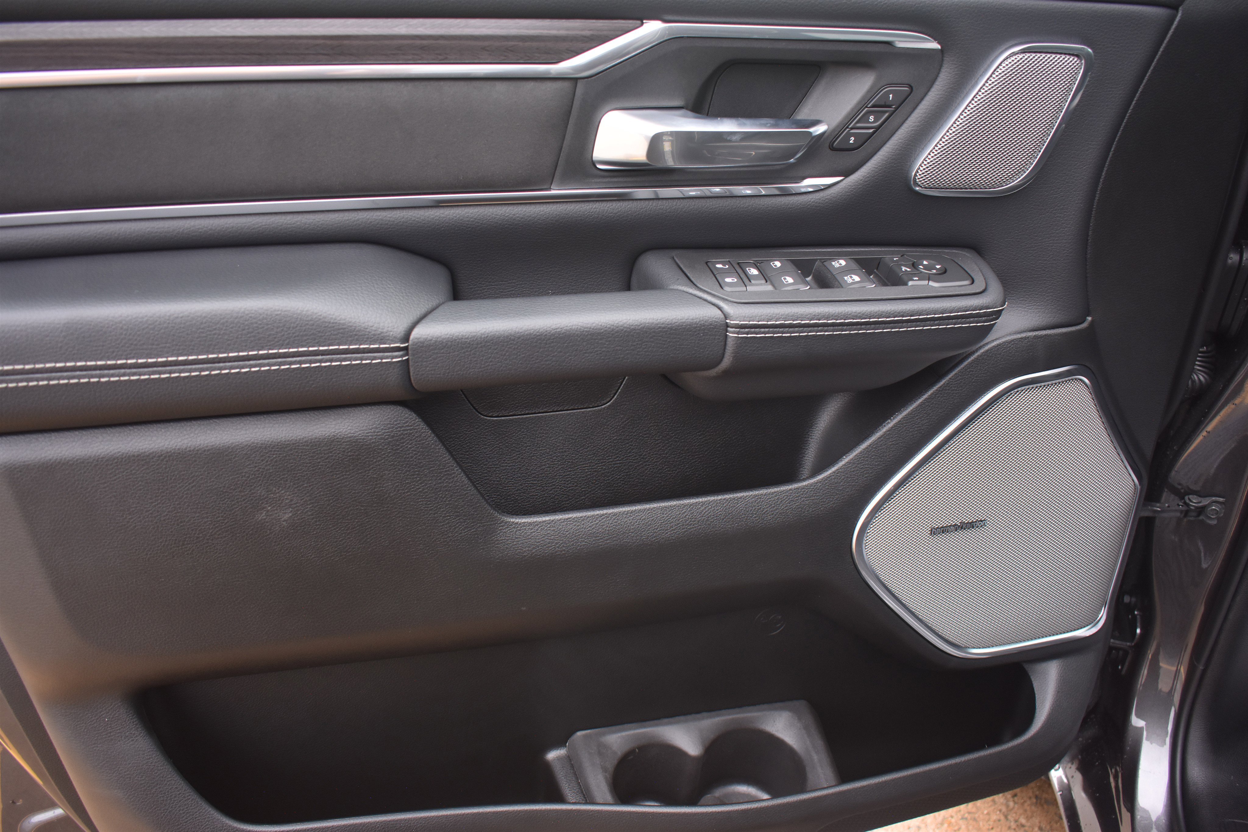 New 2026 Granite Crystal Metallic Clear-Coat Exterior Paint RAM Laramie image 15