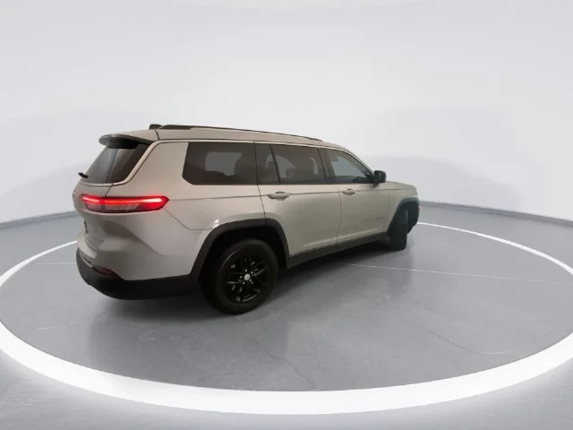 Used 2021 Silver Jeep Laredo image 4