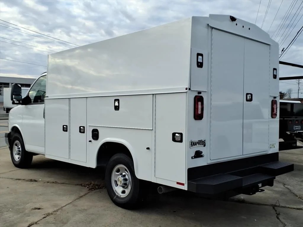 New 2025 Summit White Chevrolet 1WT image 4