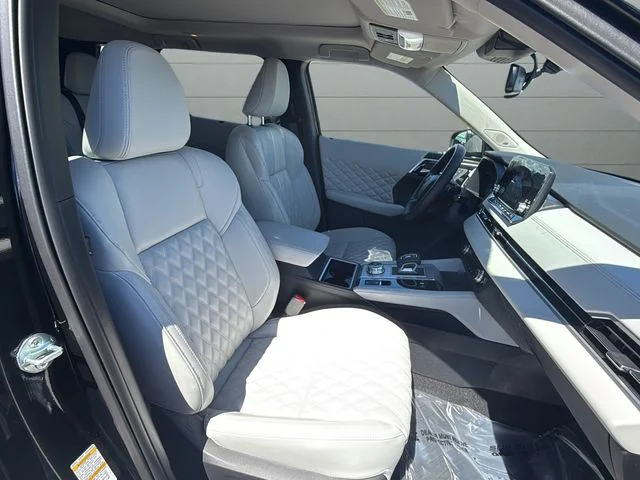 Used 2025 Black Mitsubishi SEL Platinum Edition image 9