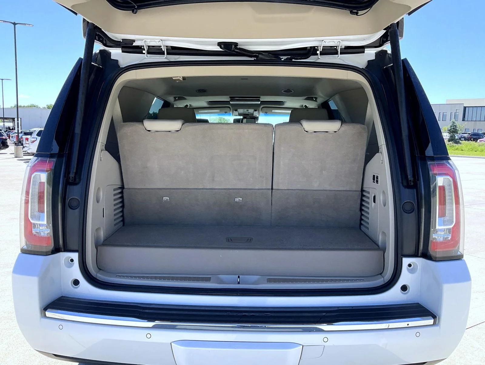 Used 2016 White GMC Denali image 9