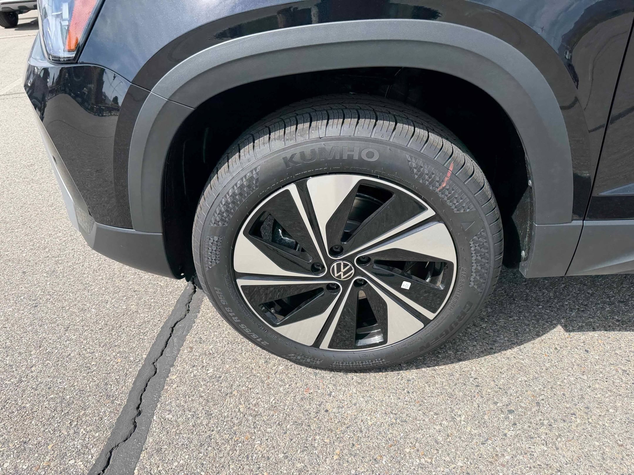 New 2026 Deep Black Volkswagen SE image 14
