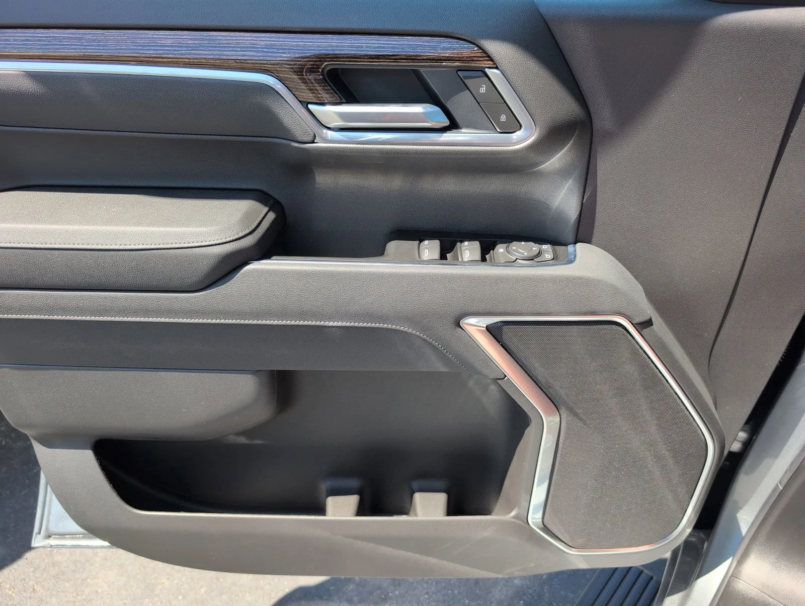 New 2026 Sterling Metallic GMC Elevation image 15