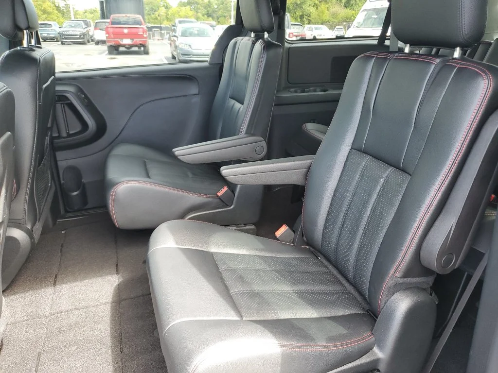 Certified Used 2016 Black Dodge R/T image 13