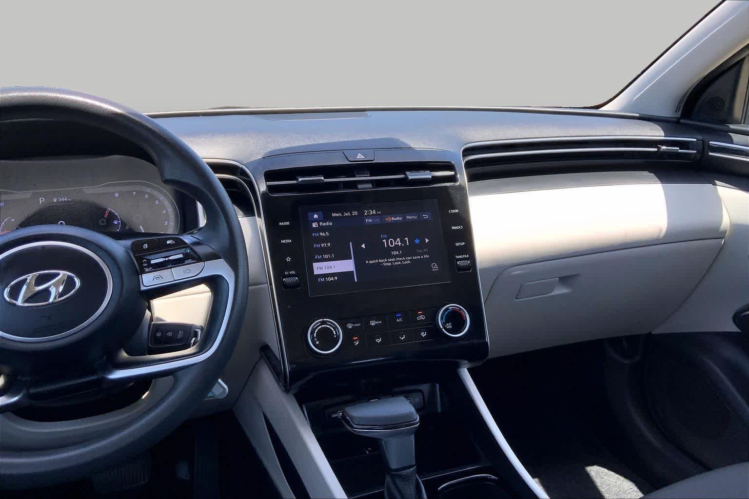 Used 2022 Quartz White Hyundai SE image 7