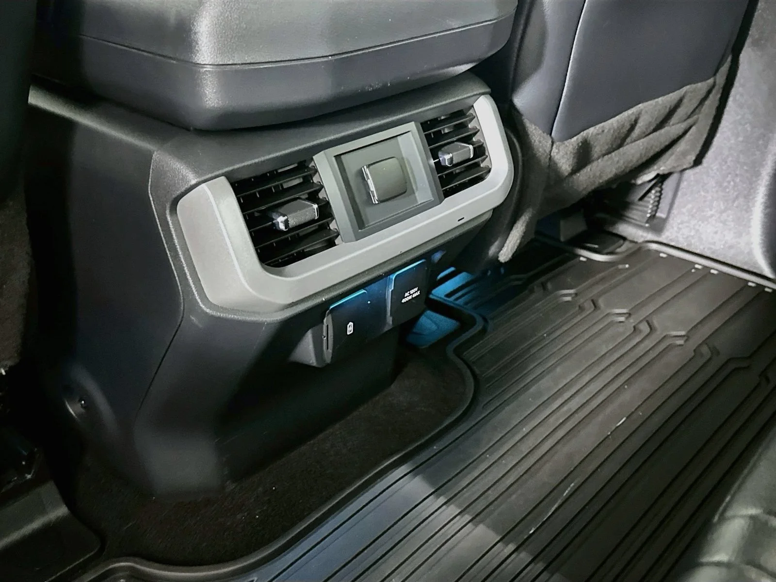 Used 2024 White Ford LARIAT image 27