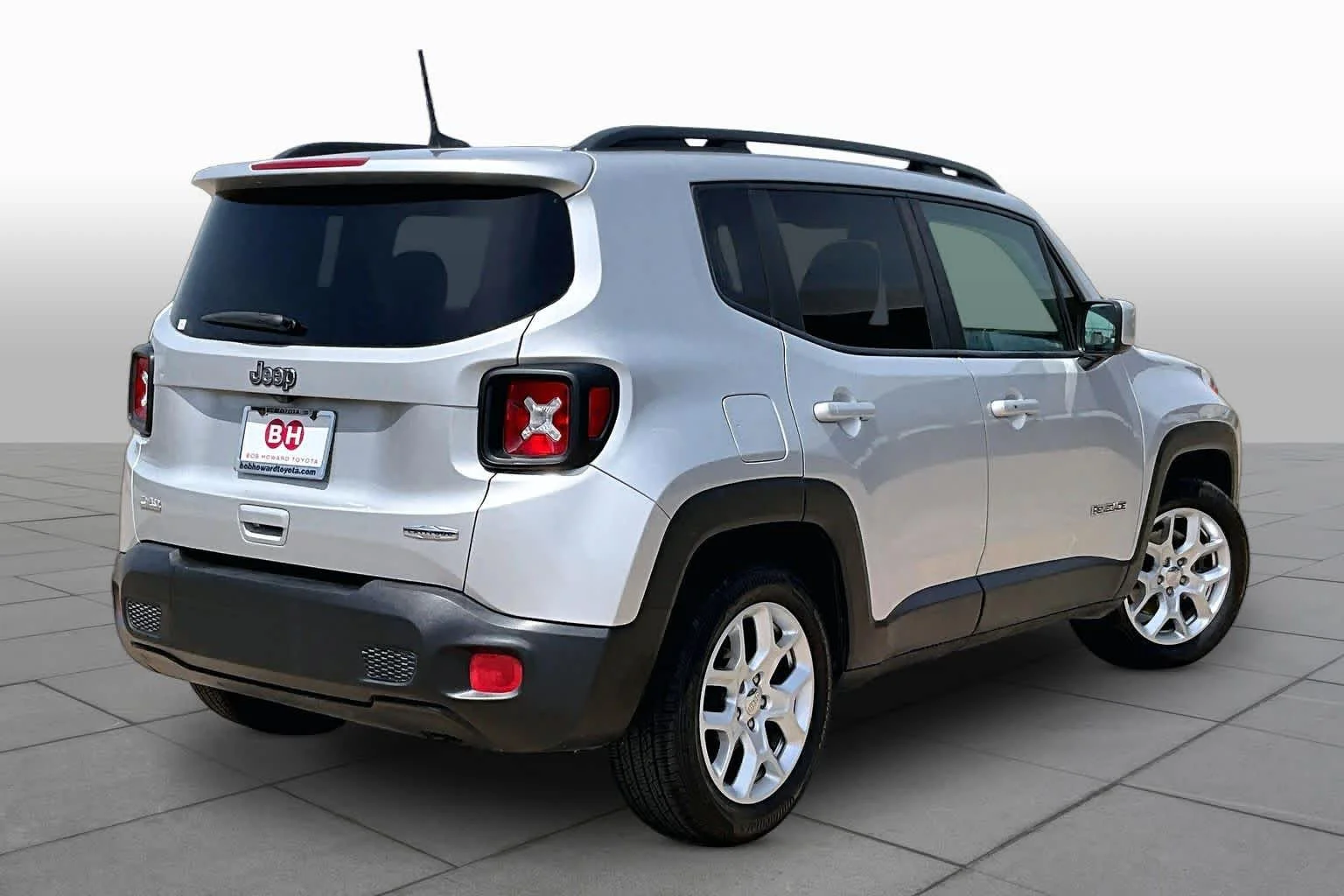 Used 2018 Glacier Metallic Jeep Latitude image 13