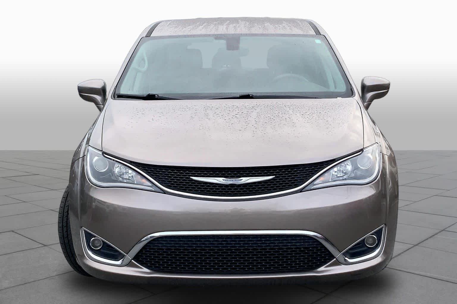 Used 2018 Molten Silver Chrysler Touring Plus image 4