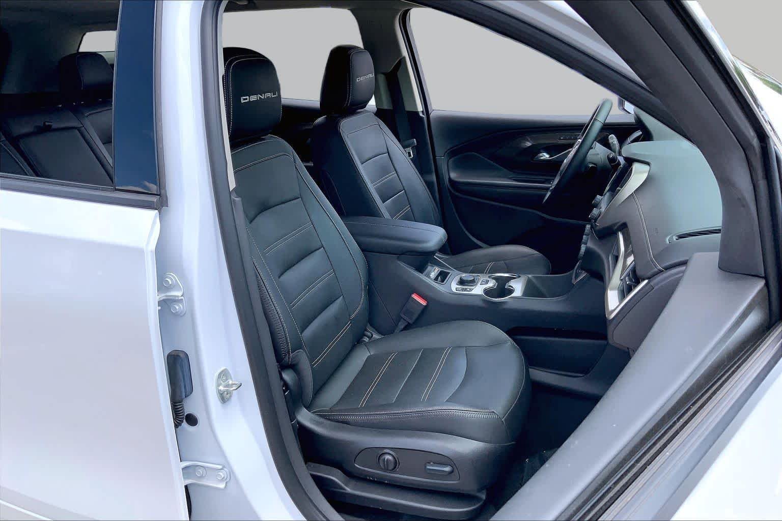 Used 2023 White Frost Tricoat GMC Denali image 9