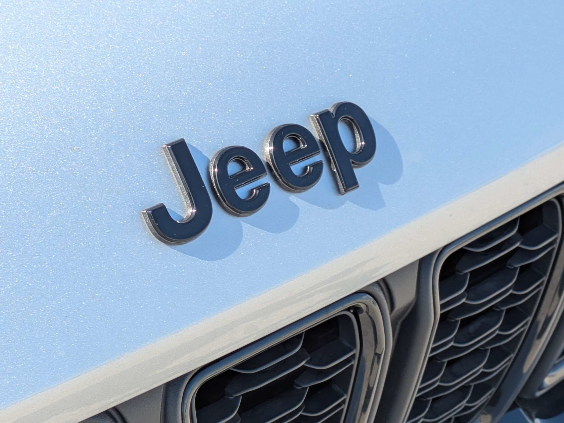 Used 2025 Silver Zynith Jeep Altitude image 13