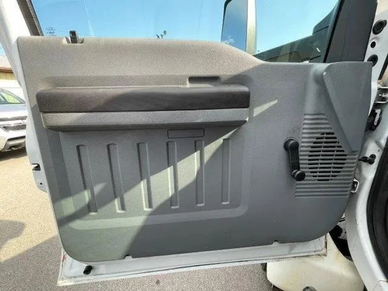 2015 Ford F-650 - Photo 9