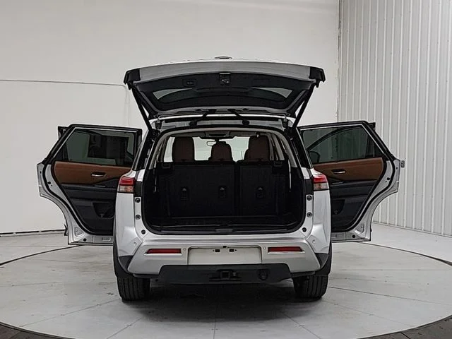 Used 2025 Silver Nissan Platinum image 14