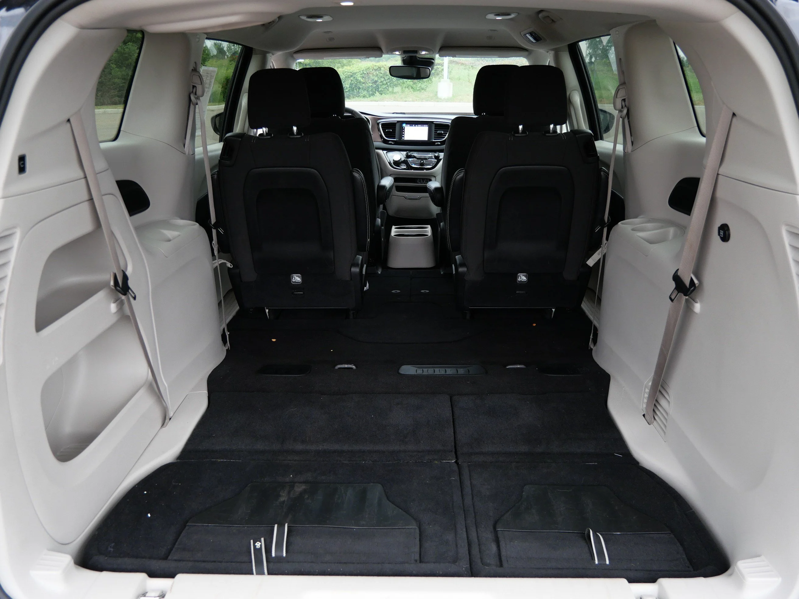 Used 2024 Brilliant Black Crystal Pearlcoat Chrysler LX image 18