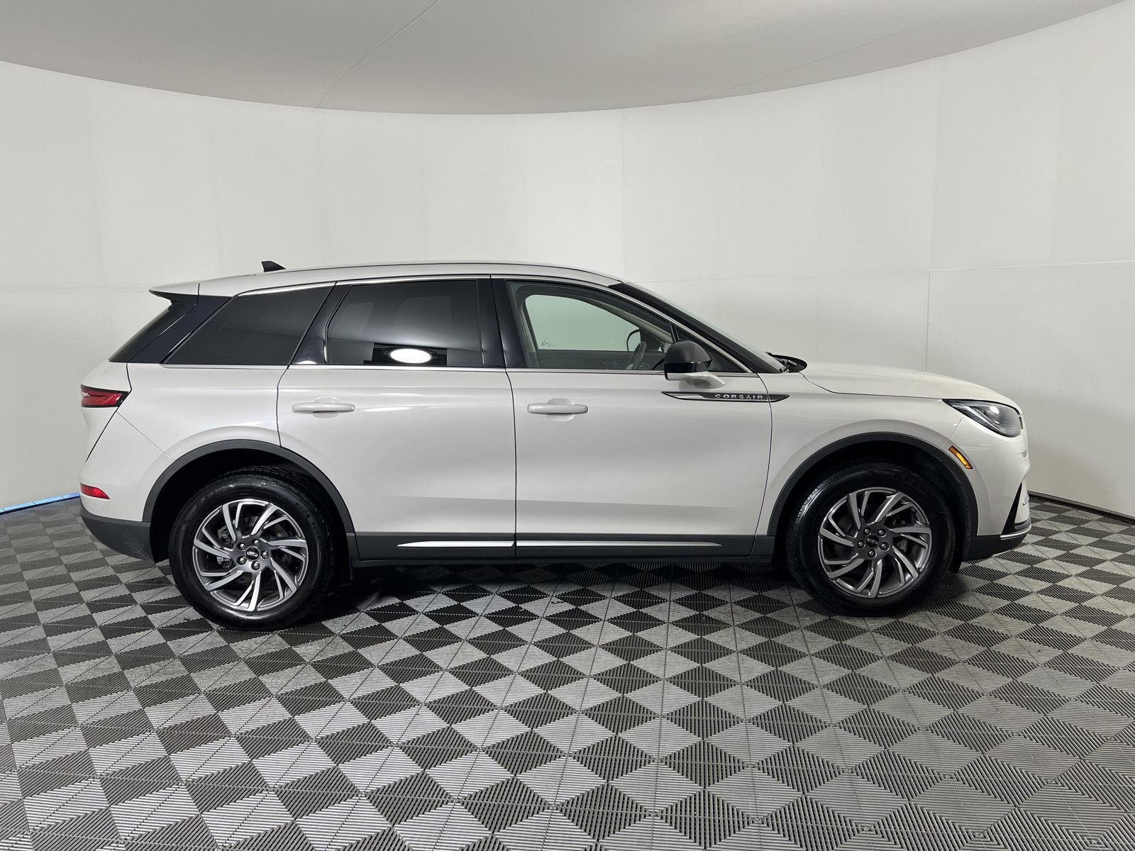 Used 2023 Ceramic Pearl Lincoln Standard image 9
