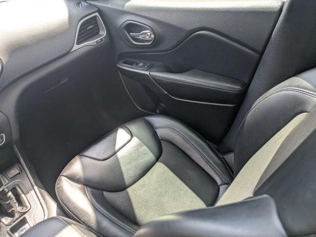 Used 2019 White Jeep Latitude Plus image 17