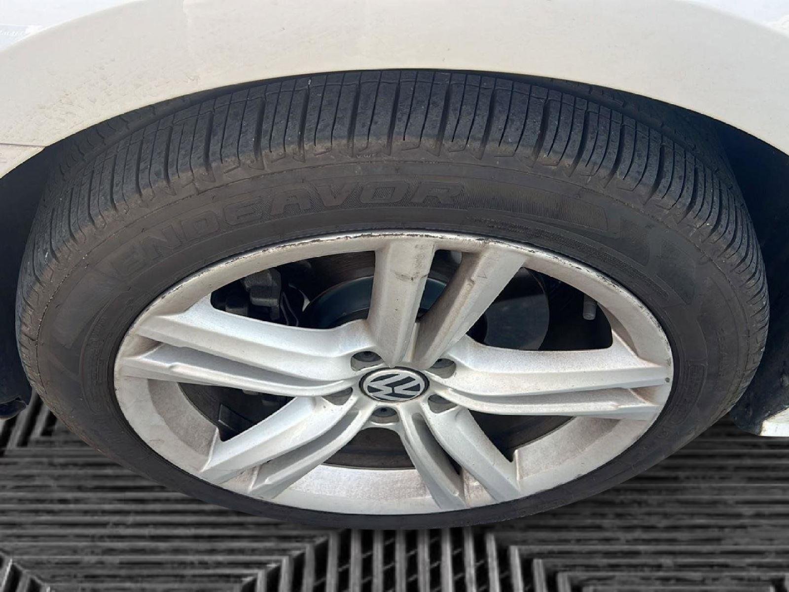 Used 2013 Candy White Volkswagen TDI SE w/Sunroof & Nav image 24