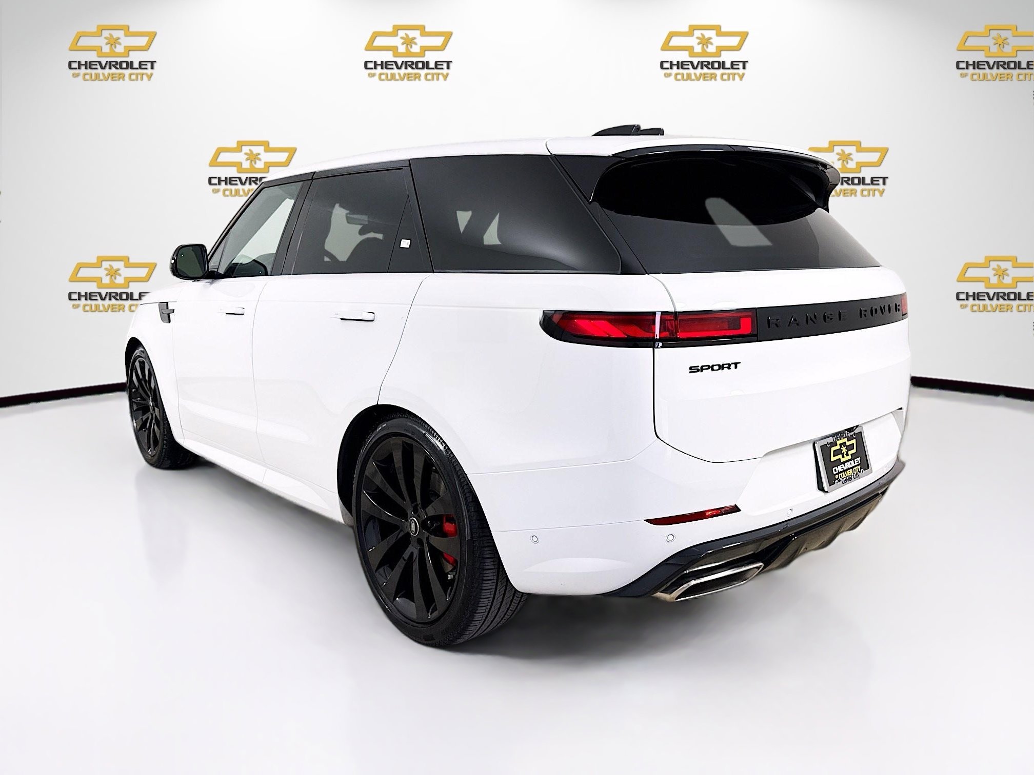 Used 2025 White Land Rover Dynamic SE image 5