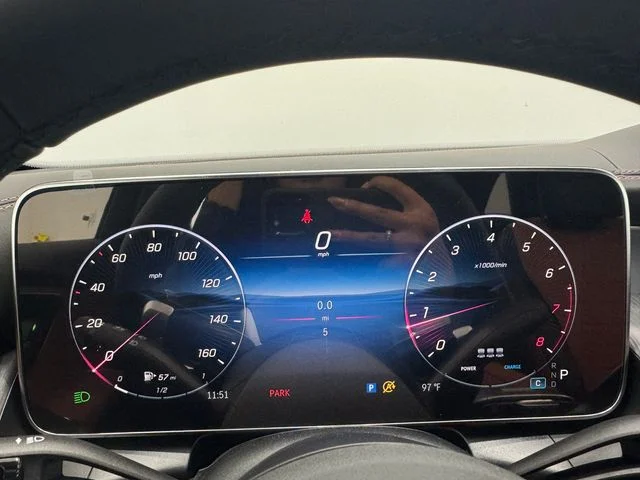 New 2027 White Mercedes-Benz GLC 300 image 2