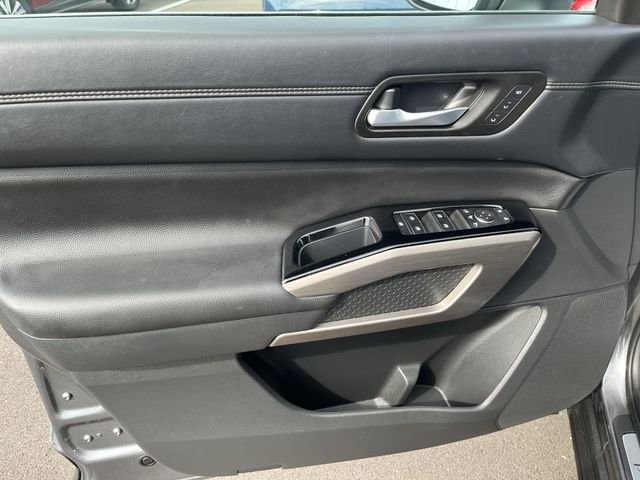 Used 2025 Gray Nissan Platinum image 13