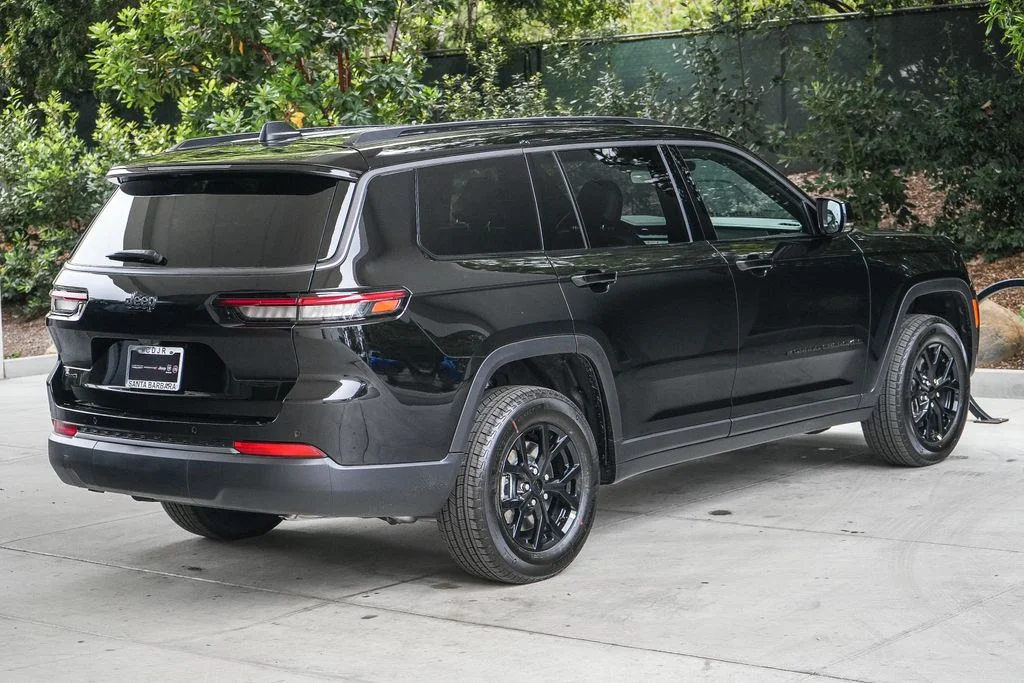 New 2026 Diamond Black Crystal Pearlcoat Jeep Altitude image 6