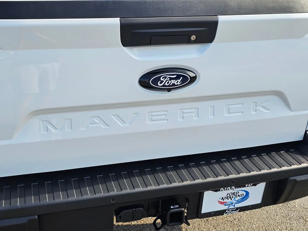 New 2025 Oxford White Ford XLT image 15
