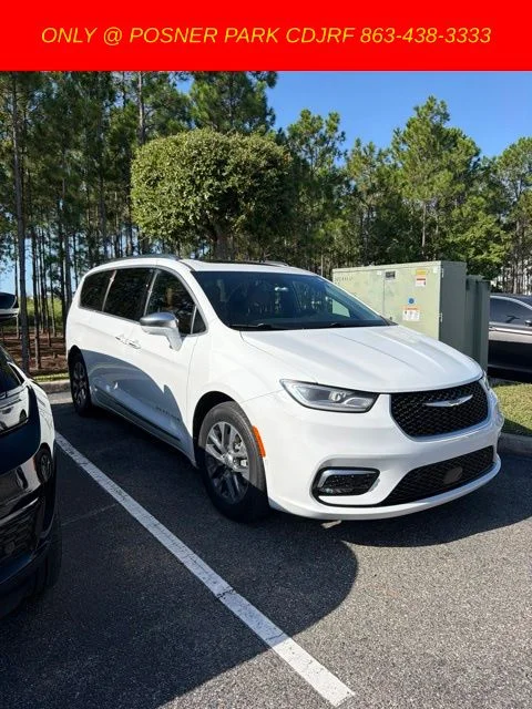 Used 2022 White Chrysler Pinnacle image 10