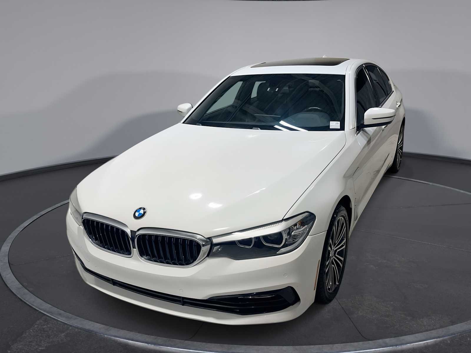Used 2018 White BMW 530e xDrive iPerformance image 1
