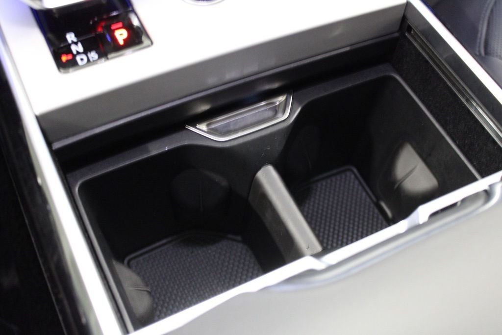 Used 2025 White Land Rover SE image 36