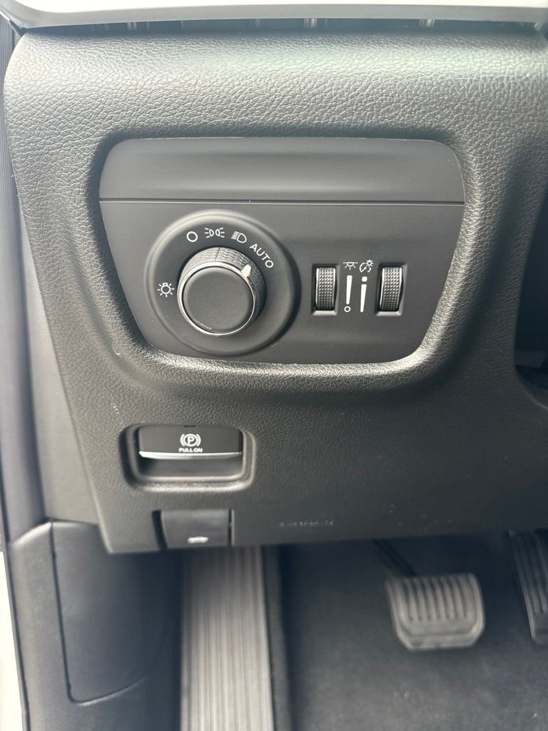 New 2026 Bright White Clear-Coat Exterior Paint Jeep Laredo X image 21
