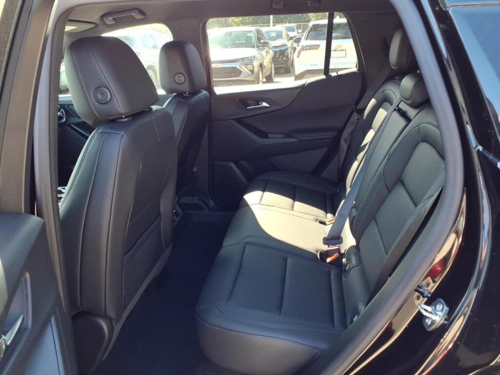 New 2027 Mosaic Black Metallic Chevrolet FWD LT image 5