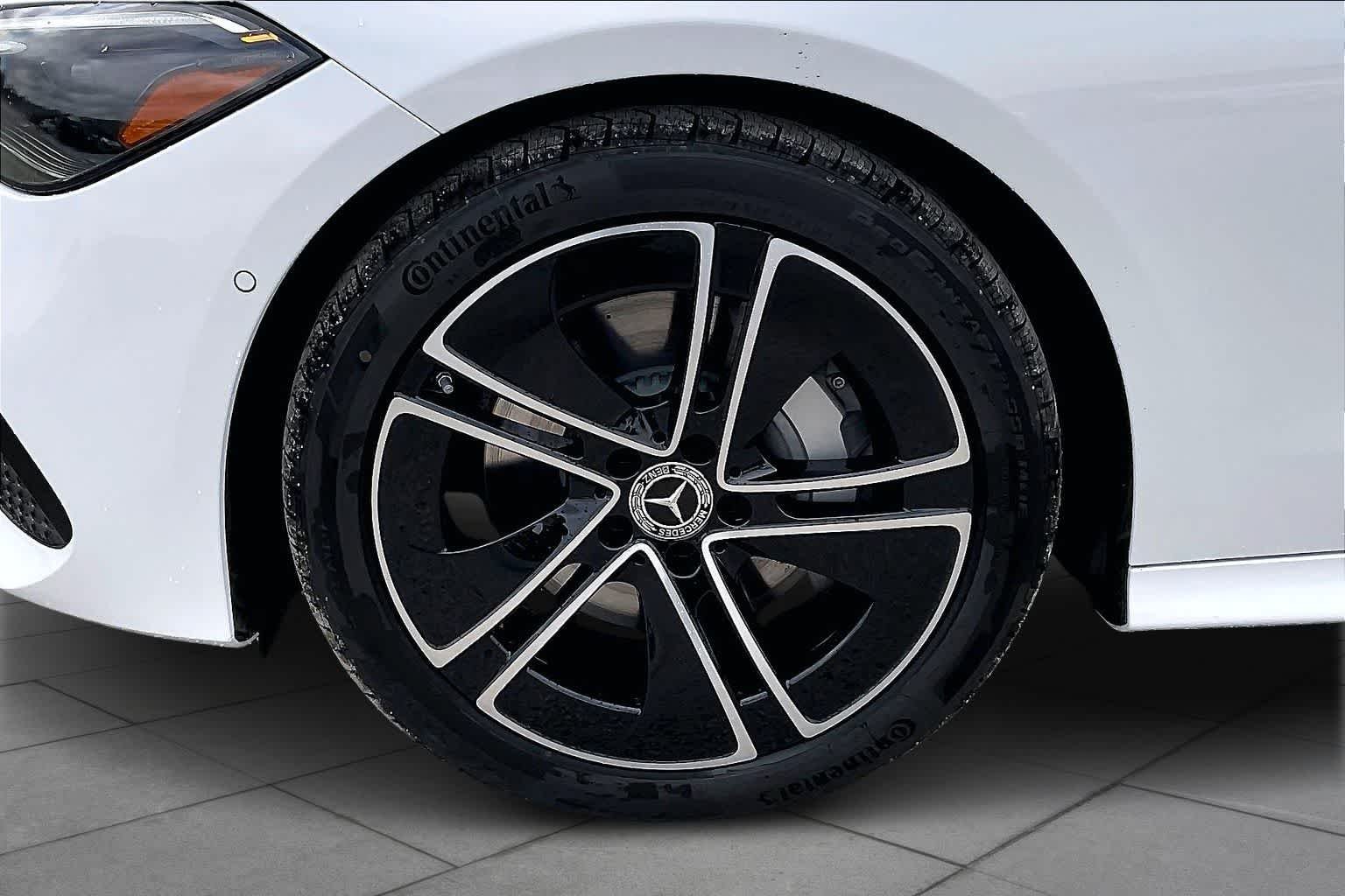 New 2026 MANUFAKTUR Moonlight White Metallic Mercedes-Benz CLE 300 image 15