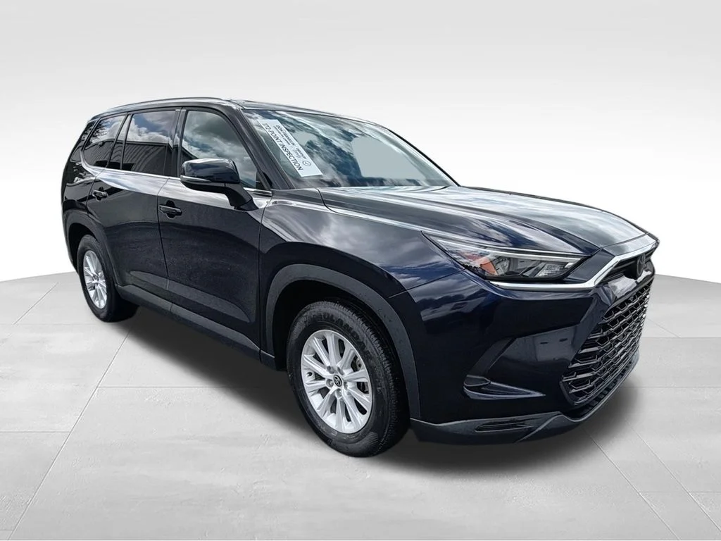 Used 2024  Toyota XLE image 3