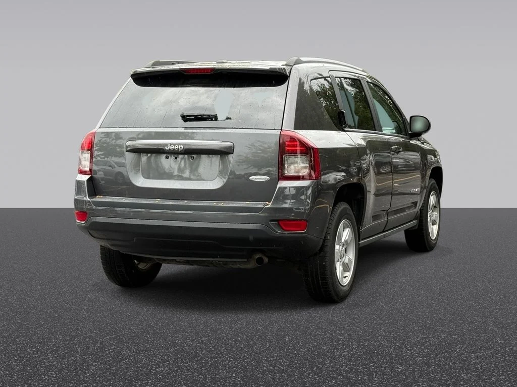 Used 2017 Gray Jeep Latitude image 4