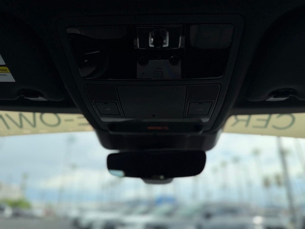 Used 2023  Land Rover R-Dynamic SE image 16