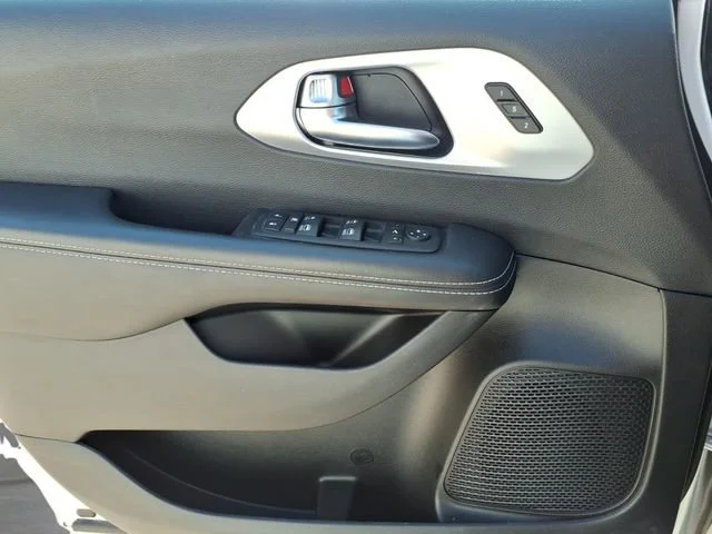 Used 2025  Chrysler Limited image 16