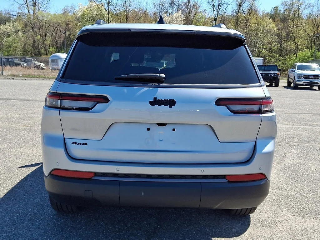 New 2026 Silver Zynith Exterior Paint Jeep Limited image 7