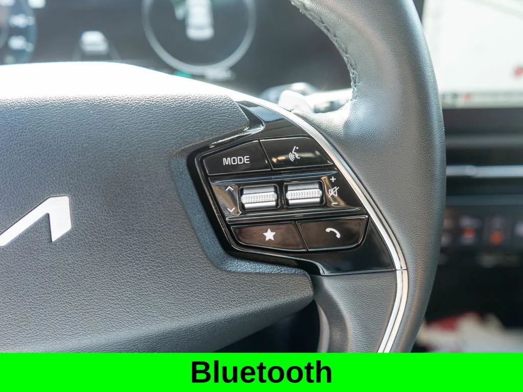 Certified Used 2023 White Kia Wind image 18