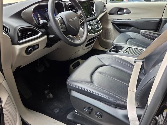 Used 2024 Black Chrysler Touring L image 9