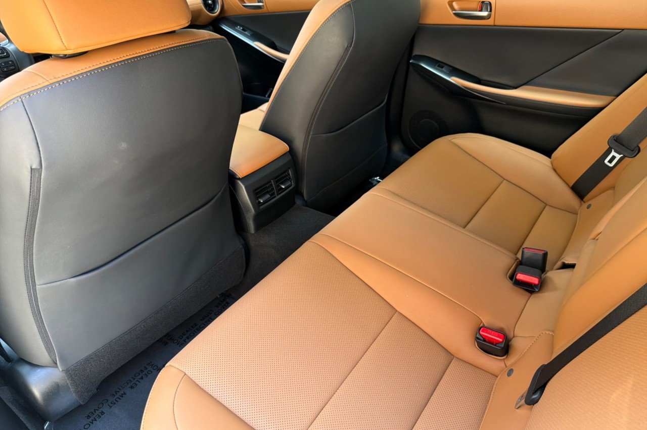 Used 2024  Lexus IS 300 image 11