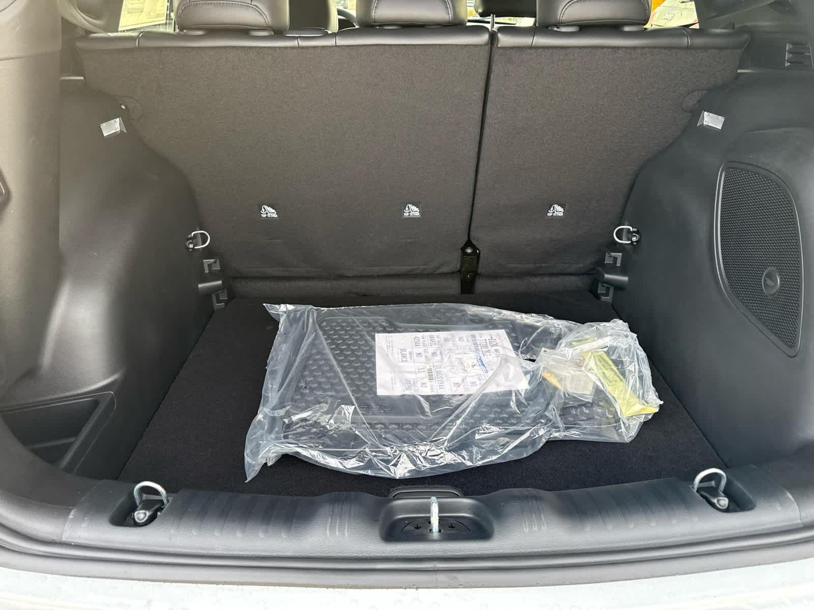New 2026 Bright White Clearcoat Jeep Latitude image 9