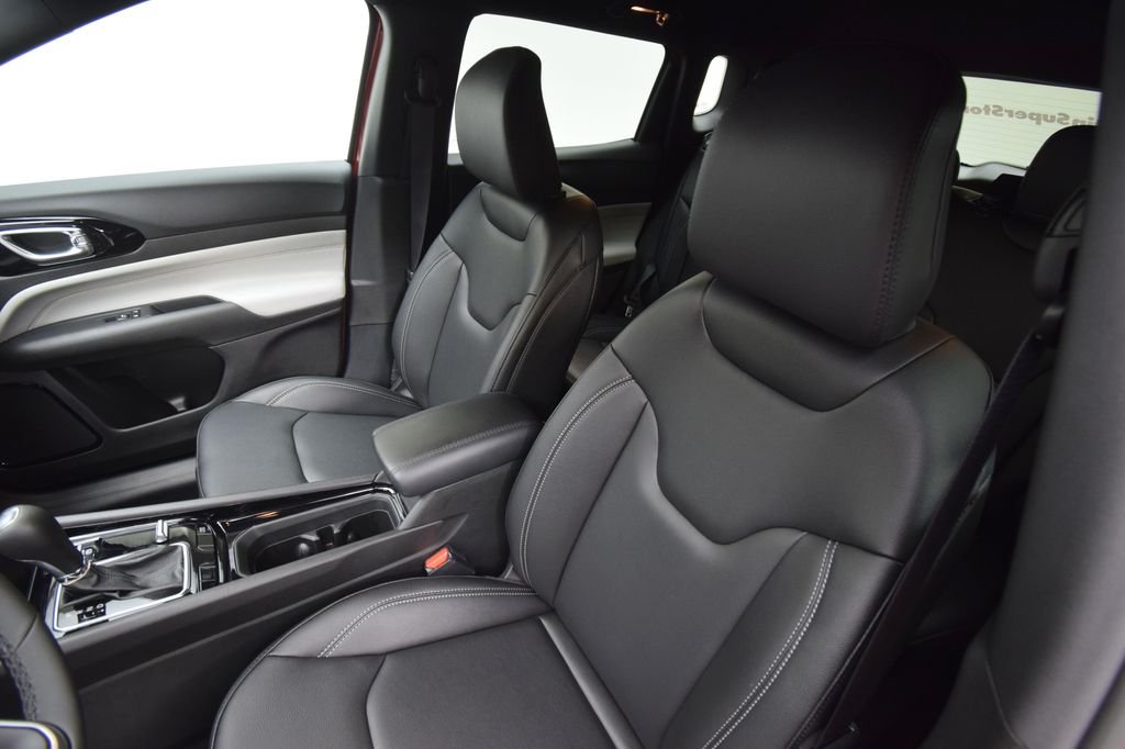 New 2026 Diamond Black Crystal Pearl-Coat Exterior Paint Jeep Limited image 29
