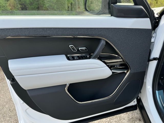 New 2026 Ostuni Pearl White LAND ROVER SE image 9