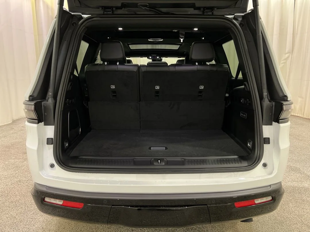 New 2026 Bright White Clear-Coat Exterior Paint Jeep Limited Altitude image 17