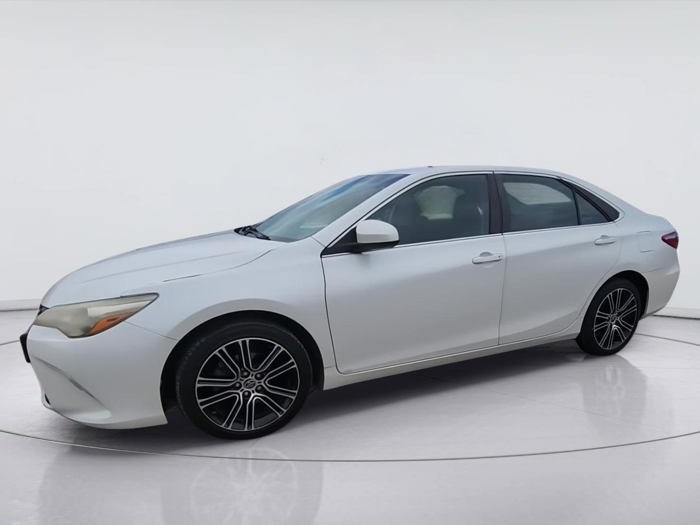 Used 2016 White Toyota XLE image 4