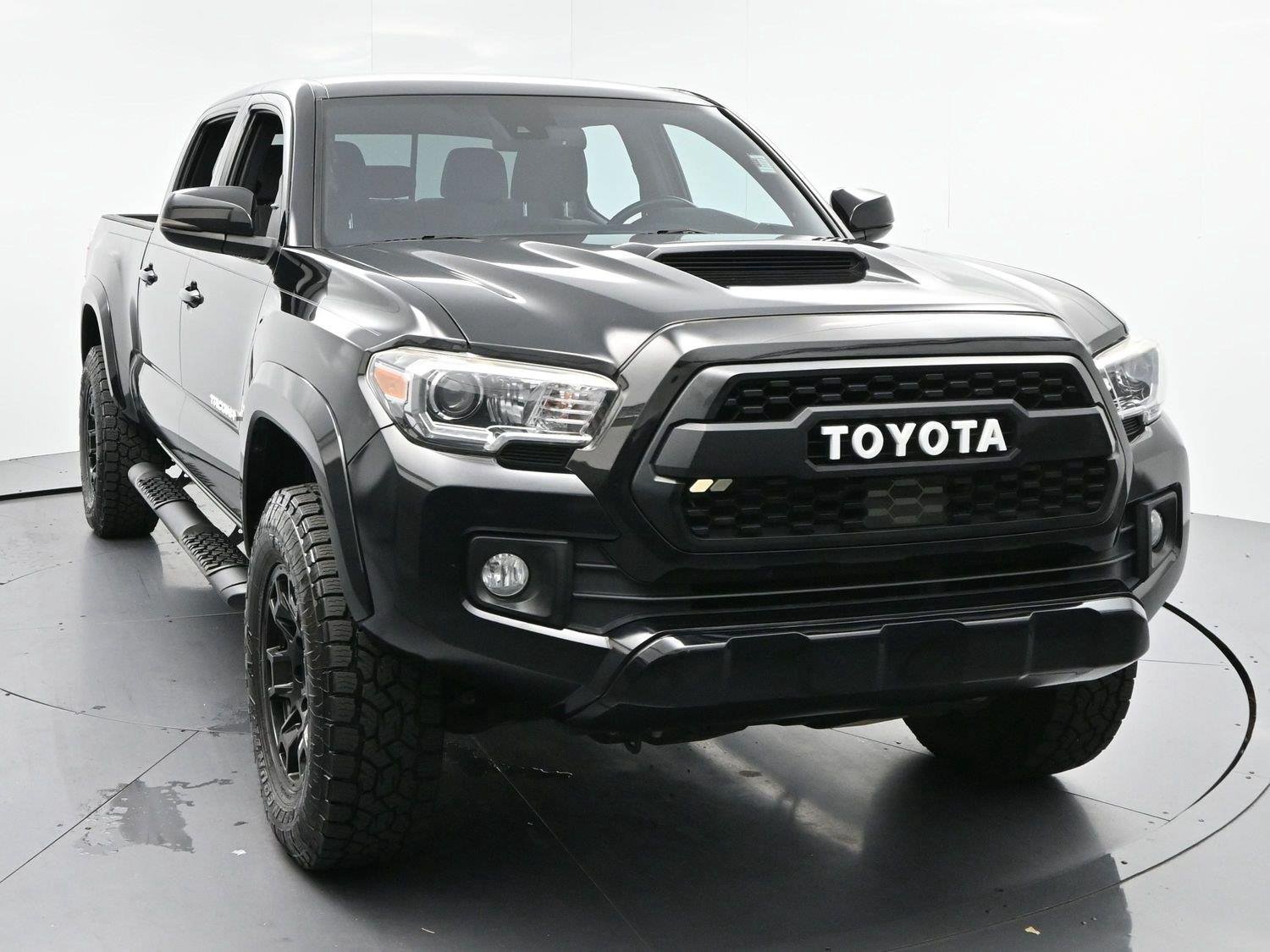 Used 2019 Midnight Black Metallic Toyota SR5 image 2
