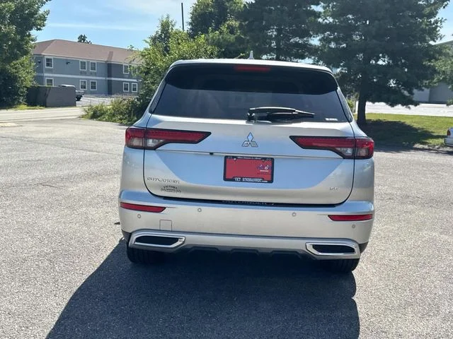 Used 2022 Silver Mitsubishi SE image 6