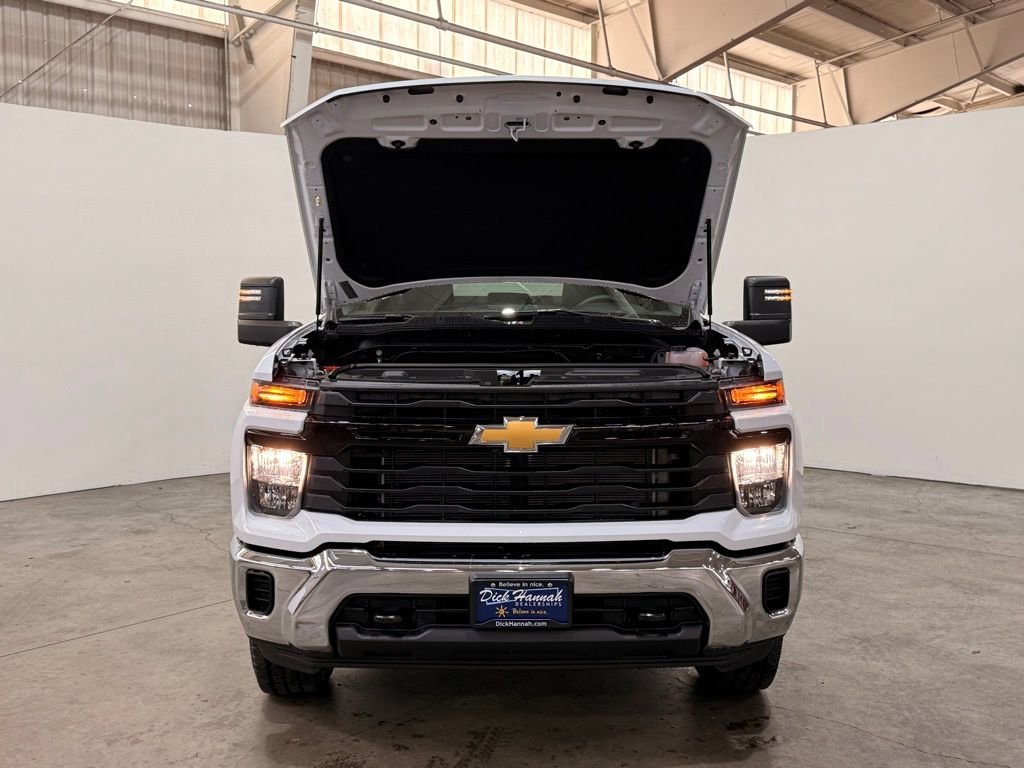 New 2026 Summit White Chevrolet WT image 5